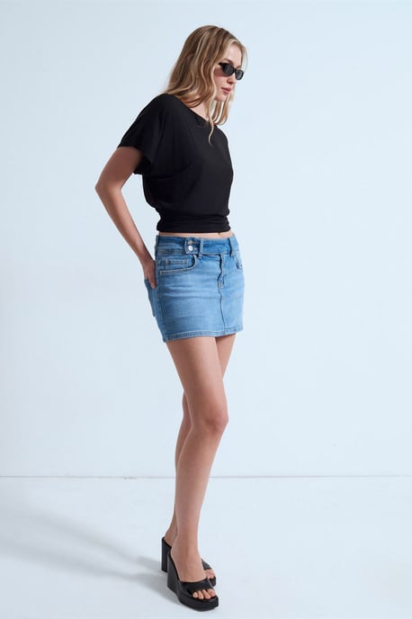 Dilvin Modal-Mix Bluse mit Cut-out am Rundhalsausschnitt, feminine Passform - Schwarz - Image 4