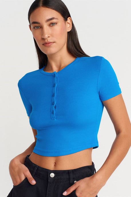 Slim Fit Kurzbluse mit Knöpfen - Image 1