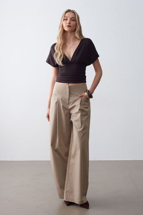 Schlanke Passform V-Ausschnitt Bluse mit Krawatten Detail - Image 4