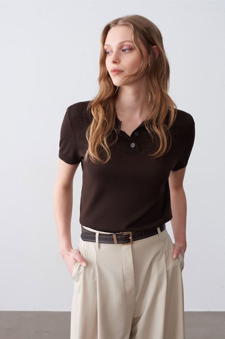 Damenbluse mit Polokragen und Knöpfen - Image 3