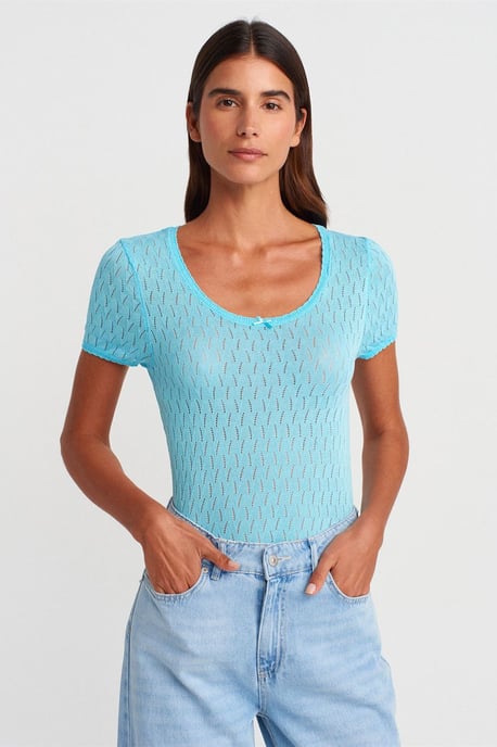 Texturierte Slim-Fit Bluse mit Schleifendetail - Image 1