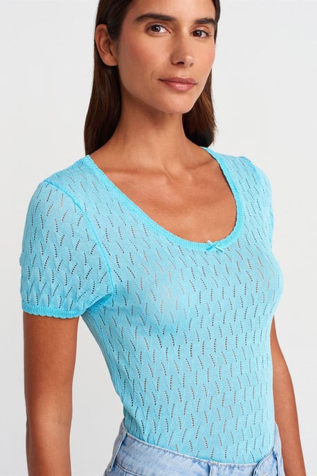 Texturierte Slim-Fit Bluse mit Schleifendetail - Image 3
