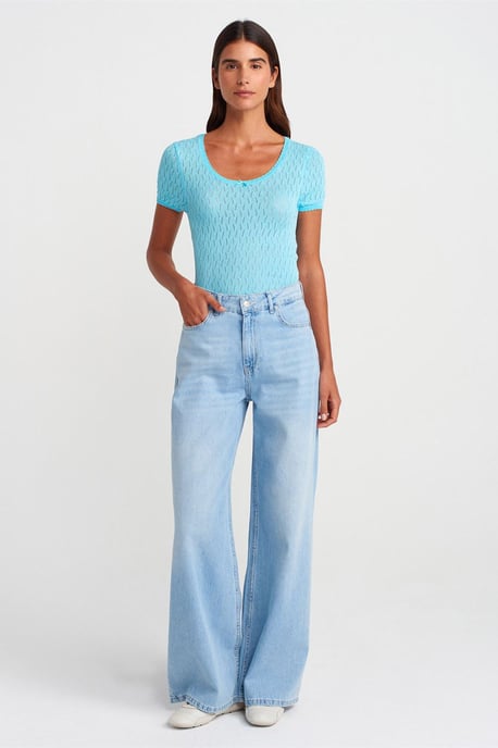 Texturierte Slim-Fit Bluse mit Schleifendetail - Image 4