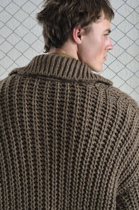 Übergroßer Rippstrick-Cardigan mit Rollkragen und Taschen - Image 4