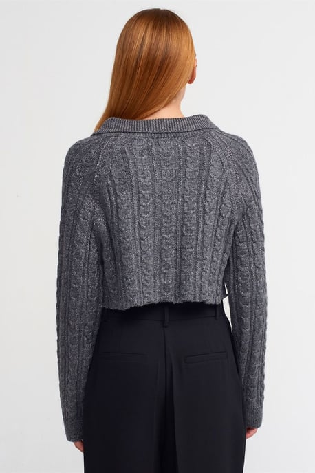Kabelstrick-Button-Cardigan mit cropped Schnitt - Image 2