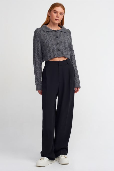 Kabelstrick-Button-Cardigan mit cropped Schnitt - Image 3