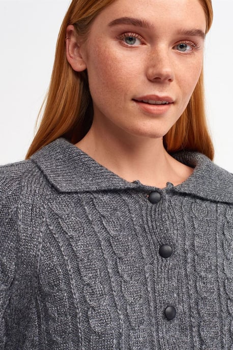 Kabelstrick-Button-Cardigan mit cropped Schnitt - Image 4