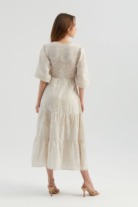 Gesticktes Sweetheart-Ausschnitt, gestuftes Maxikleid mit Puffärmel - Image 4