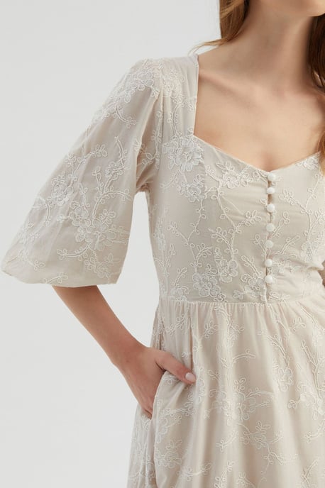 Gesticktes Sweetheart-Ausschnitt, gestuftes Maxikleid mit Puffärmel - Image 5
