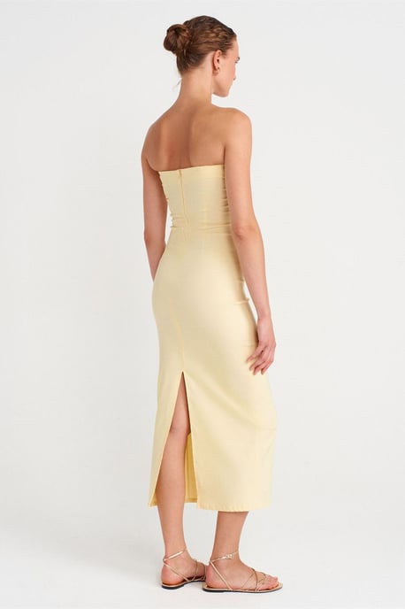 Hüftbetontes Midi-Kleid ohne Träger mit Schlitz - Image 2