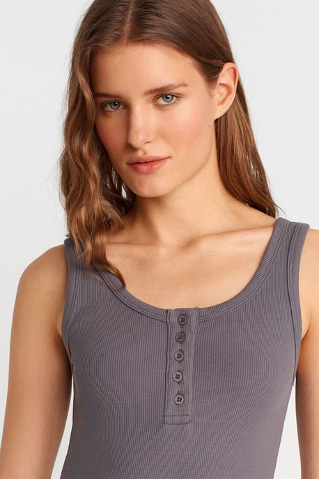 Rippengestricktes Midi Bodycon-Kleid mit Knöpfen - Image 4