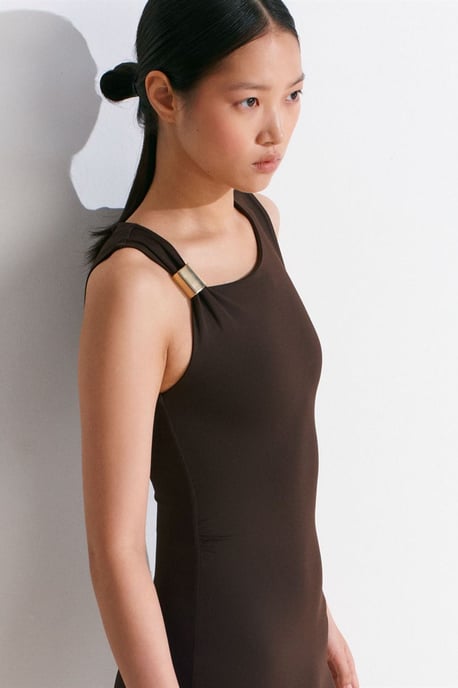 Ärmelloses Bodycon-Midi-Kleid mit Accessoire-Detail - Image 5
