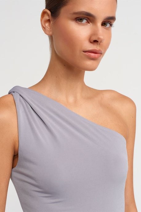 Asymmetrisches Midi Bodycon-Kleid mit einem Ärmel - Image 4