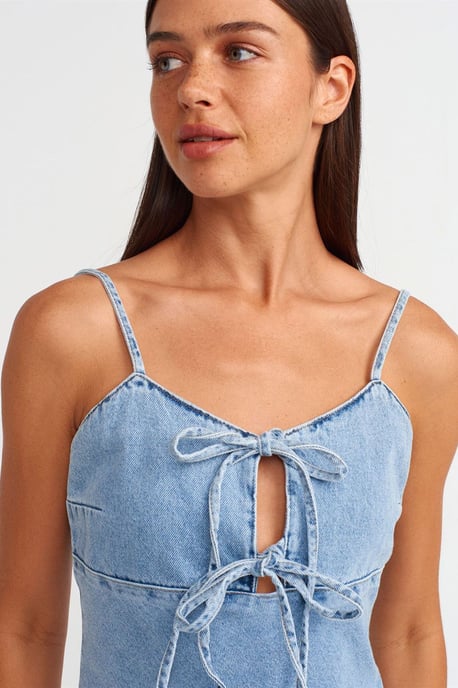 Dilvin Baumwoll-Jeans-Minikleid im A-Linien-Stil mit Cut-out - Hellblau - Image 4