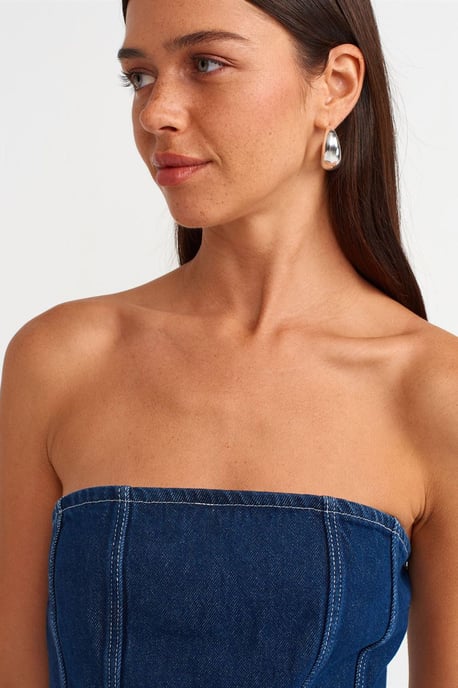 Trägerloses Mini-Denimkleid mit Gürtel - Image 4