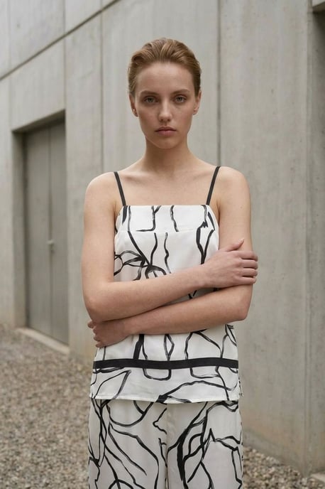 Abstract Satin-Trägerlose Bluse und Hose mit weitem Bein Set - Image 2