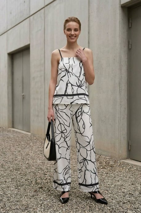 Abstract Satin-Trägerlose Bluse und Hose mit weitem Bein Set - Image 5