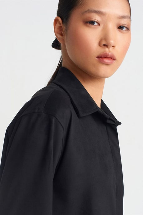 Damen geschnittenes Faux-Suede Knopfhemd - Image 4