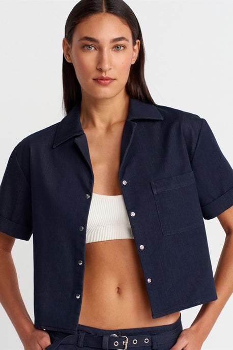 Damen geschnittenes Kreppshirt mit Tasche - Image 1
