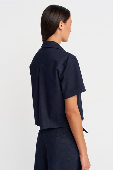 Damen geschnittenes Kreppshirt mit Tasche - Image 2