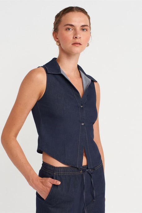 Körpernahes ärmelloses Crop-Shirt - Image 1