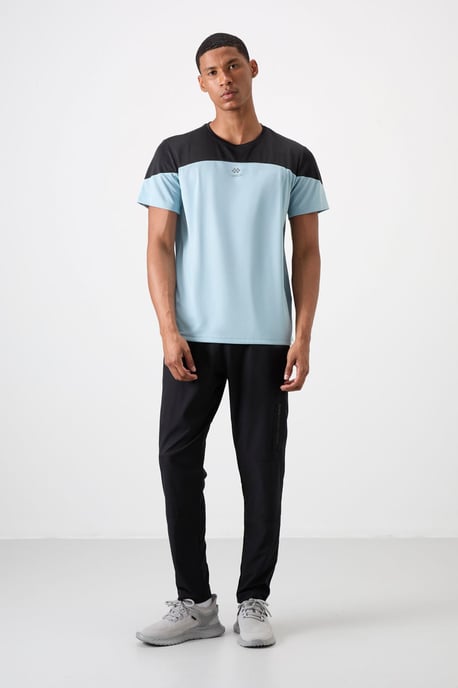 Herren T-Shirt mit Farbblockierung und Rundhalsausschnitt - Image 2