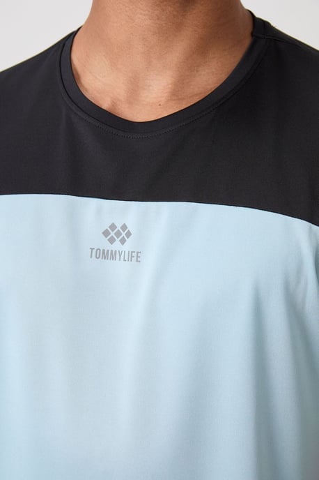 Herren T-Shirt mit Farbblockierung und Rundhalsausschnitt - Image 3