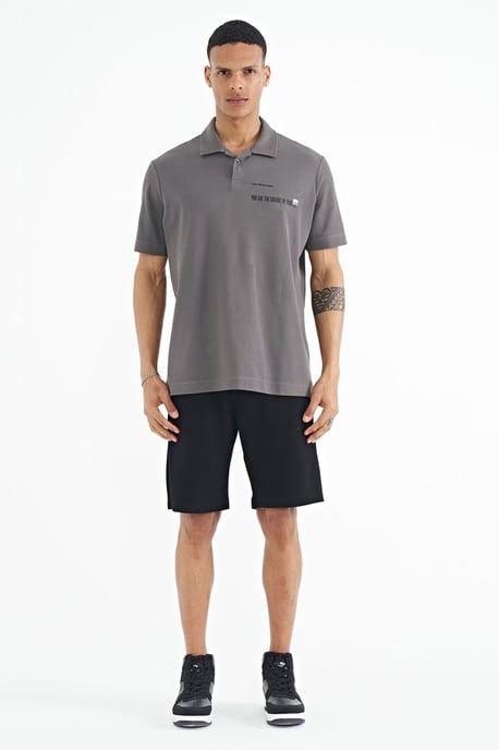 Herren Baumwoll-Polo-Shirt mit Textdruck - Image 2
