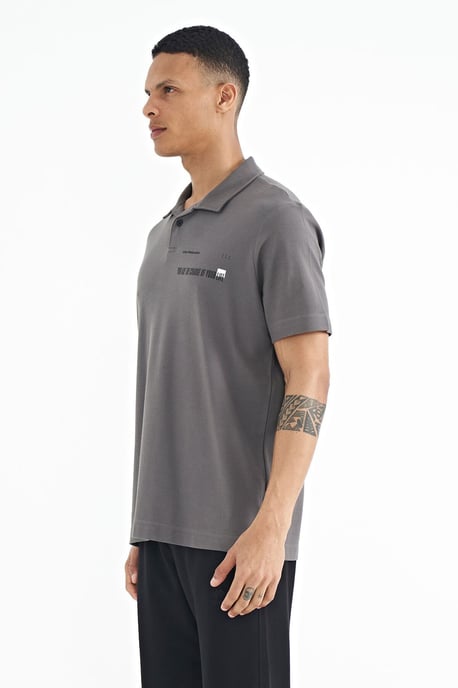 Herren Baumwoll-Polo-Shirt mit Textdruck - Image 4