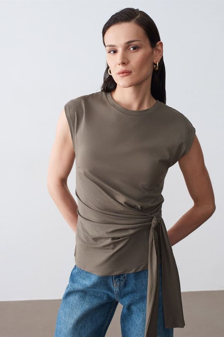 Ärmelloses Baumwoll-T-Shirt mit Rundhalsausschnitt und Bindedetail für Damen - Image 3