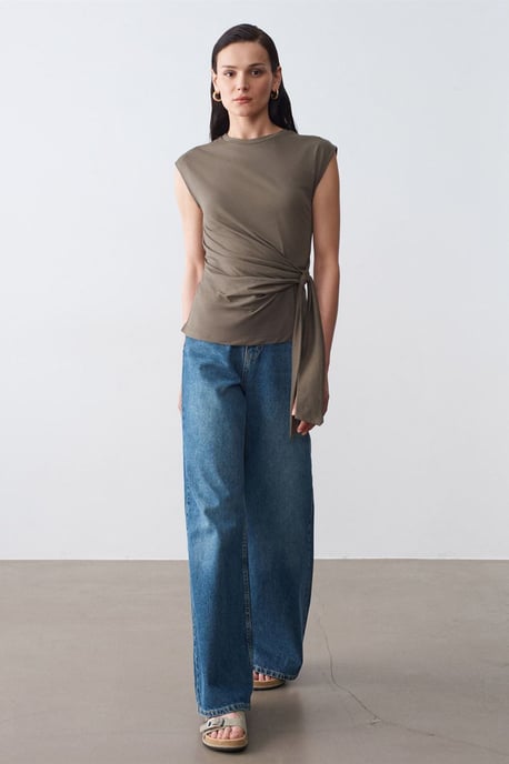 Ärmelloses Baumwoll-T-Shirt mit Rundhalsausschnitt und Bindedetail für Damen - Image 4