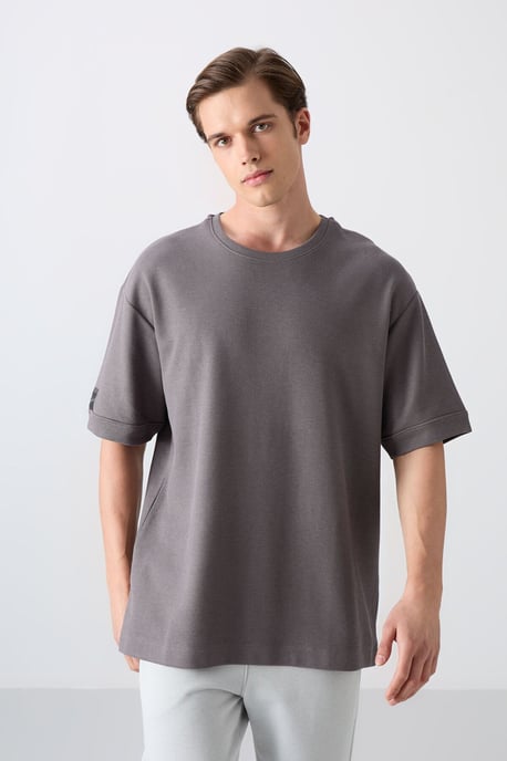 Herren Oversized Rundhalsausschnitt T-Shirt mit Patch - Image 1