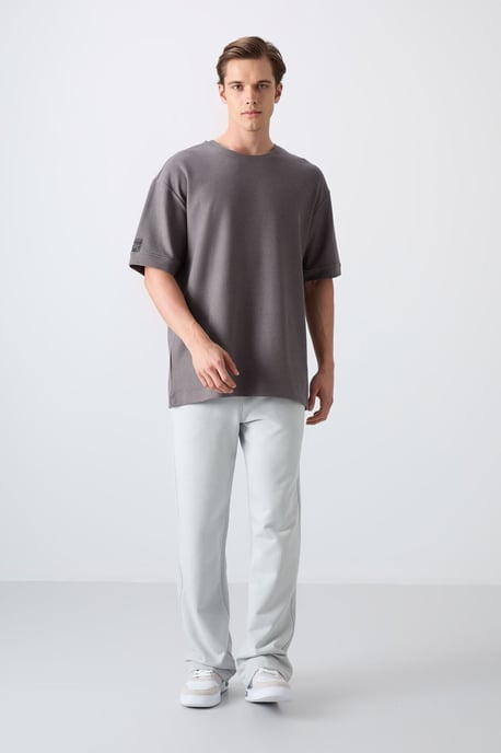 Herren Oversized Rundhalsausschnitt T-Shirt mit Patch - Image 2