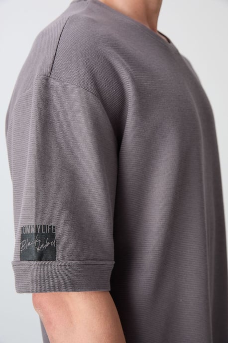Herren Oversized Rundhalsausschnitt T-Shirt mit Patch - Image 3