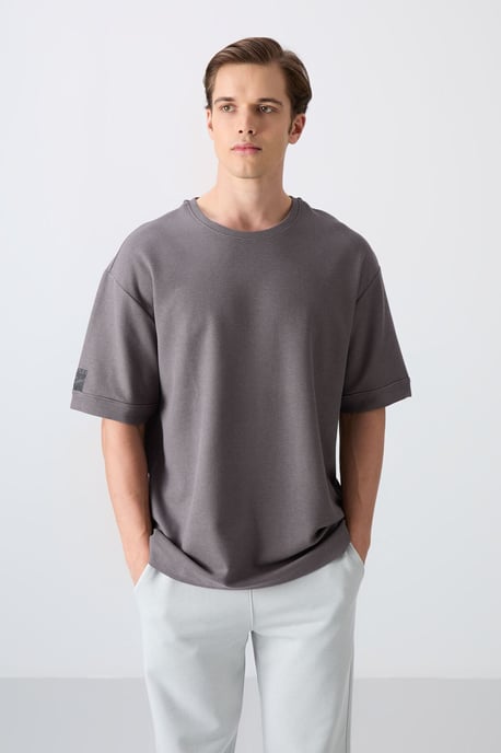Herren Oversized Rundhalsausschnitt T-Shirt mit Patch - Image 4