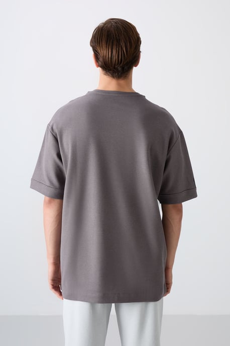 Herren Oversized Rundhalsausschnitt T-Shirt mit Patch - Image 5