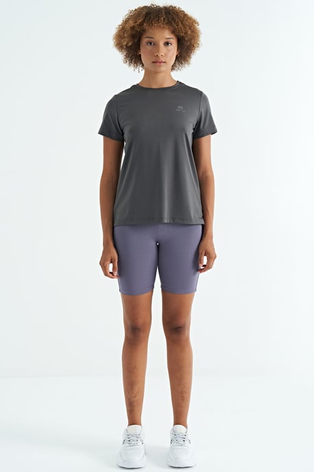 Damen T-Shirt mit entspanntem Rundhalsausschnitt und seitlichen Schlitzen - Image 3