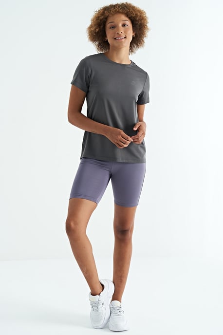 Damen T-Shirt mit entspanntem Rundhalsausschnitt und seitlichen Schlitzen - Image 6