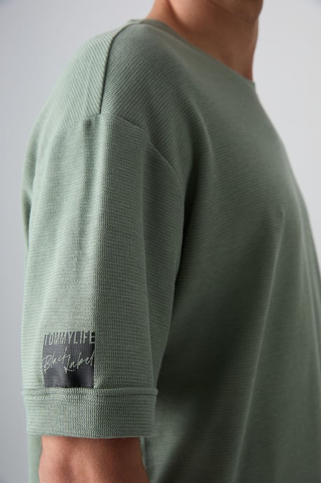 Herren Oversized Rundhalsausschnitt T-Shirt mit Patch - Image 4