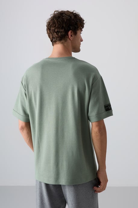Herren Oversized Rundhalsausschnitt T-Shirt mit Patch - Image 6