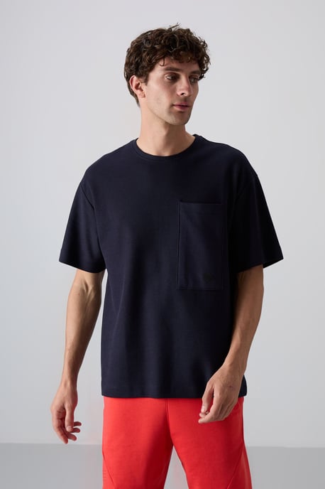 Übergrößiges T-Shirt mit Rundhalsausschnitt aus Baumwollmischung und Brusttasche - Image 2