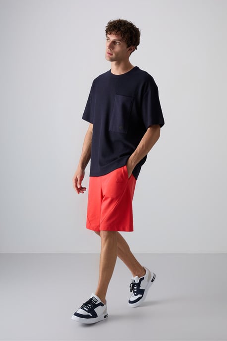 Übergrößiges T-Shirt mit Rundhalsausschnitt aus Baumwollmischung und Brusttasche - Image 4