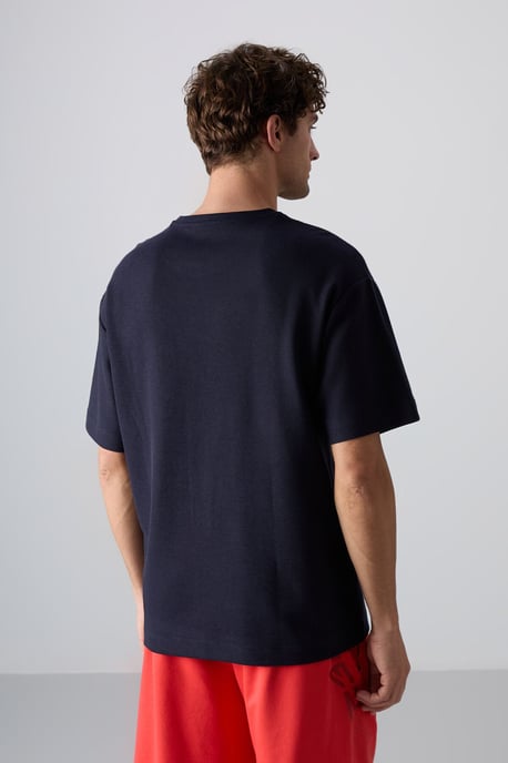 Übergrößiges T-Shirt mit Rundhalsausschnitt aus Baumwollmischung und Brusttasche - Image 5