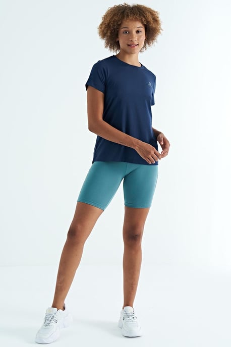 Damen entspanntes T-Shirt mit Rundhalsausschnitt und seitlichen Schlitzen - Image 1