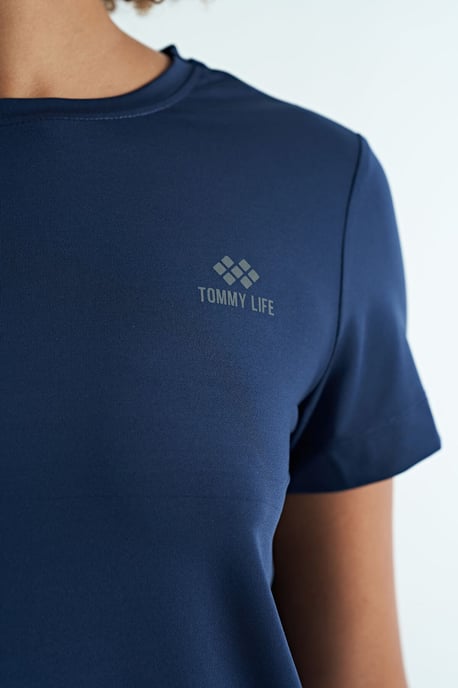 Damen entspanntes T-Shirt mit Rundhalsausschnitt und seitlichen Schlitzen - Image 3