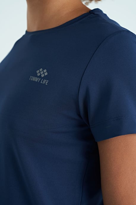 Damen entspanntes T-Shirt mit Rundhalsausschnitt und seitlichen Schlitzen - Image 5