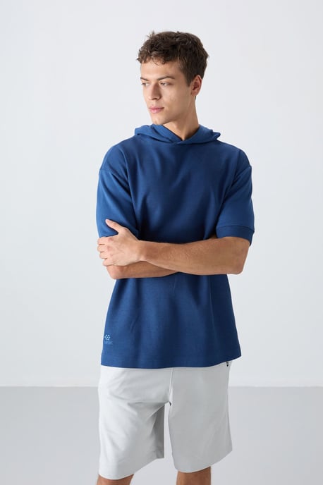 Übergroßes Kapuzen-T-Shirt mit kurzen Ärmeln - Image 4