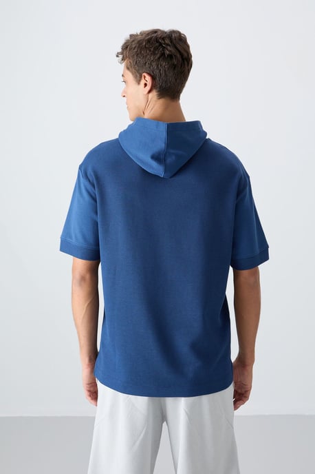 Übergroßes Kapuzen-T-Shirt mit kurzen Ärmeln - Image 5