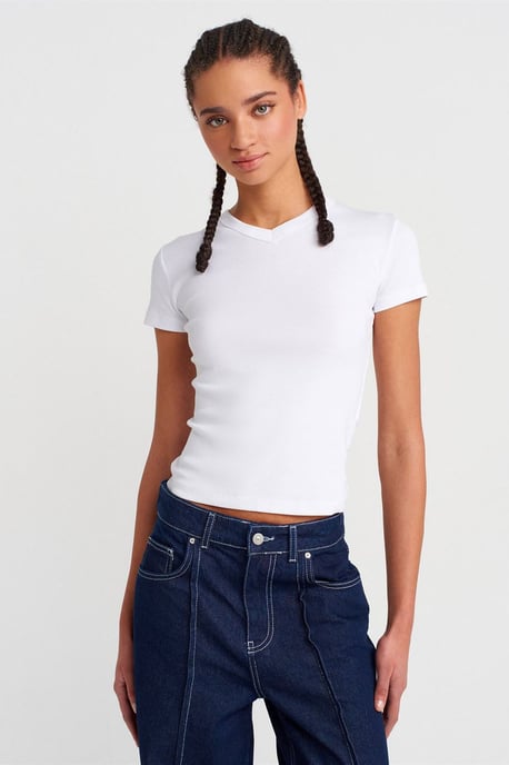 Slim Fit Baumwoll V-Ausschnitt T-Shirt - Image 1