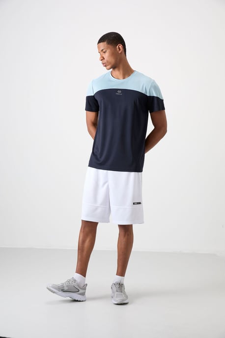 Herren T-Shirt mit Farbblockierung und Rundhalsausschnitt - Image 2